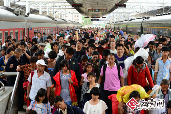 经沪昆线、成昆线的两趟旅客列车同时到达昆明火车站。通讯员 汪建云 摄影